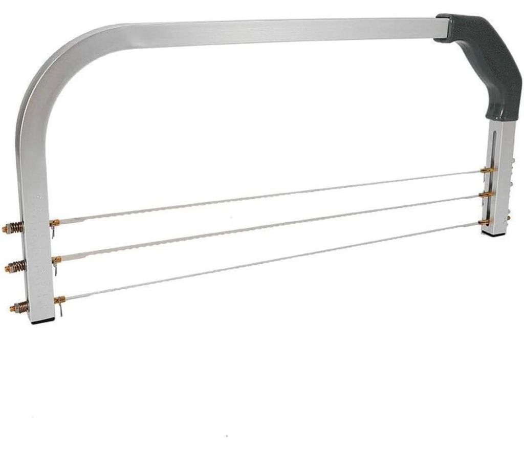 Tortenbodenschneider - Tortenleveler mit gezahntem Draht - Höhenverstellbar - 50×23 cm - Draht 44×0,6 cm - Edelstahl + Aluminiumlegierung - Silber