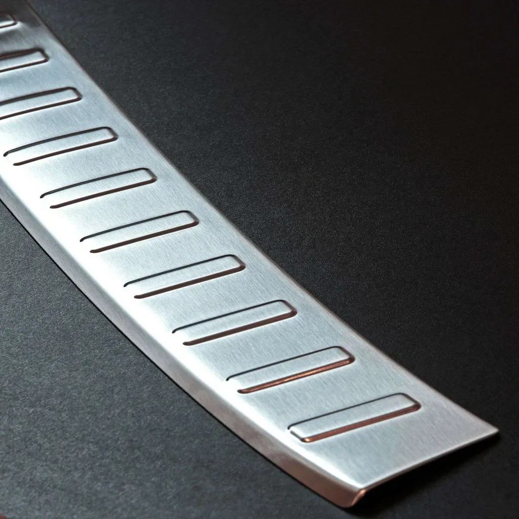 Seuil de coffre Golf Sportsvan dès 2014 : protection inox mat