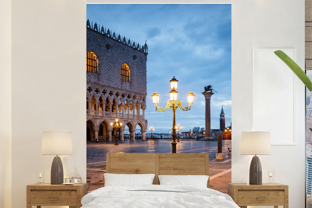 MuchoWow Fototapete für Wohnzimmer oder Schlafzimmer Wandtapete Vinyl Motivtapete Laternenpfahl - Platz - Venedig - 180x280 cm - Wallpaper