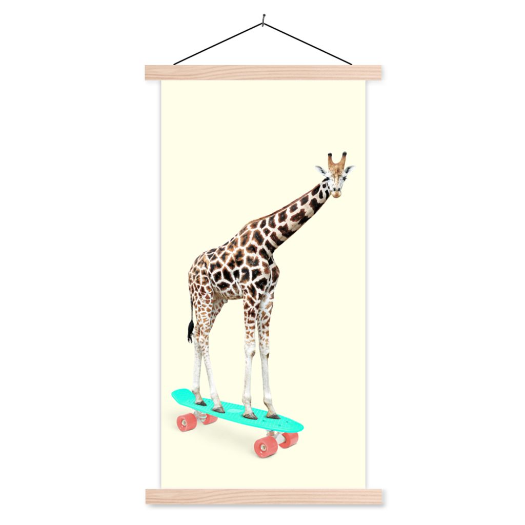 MuchoWow Textilposter Giraffe - Muster - Skateboard - Rosa - Tiere 40x80 cm mit holzfarbenen Rahmen - Wohnzimmer