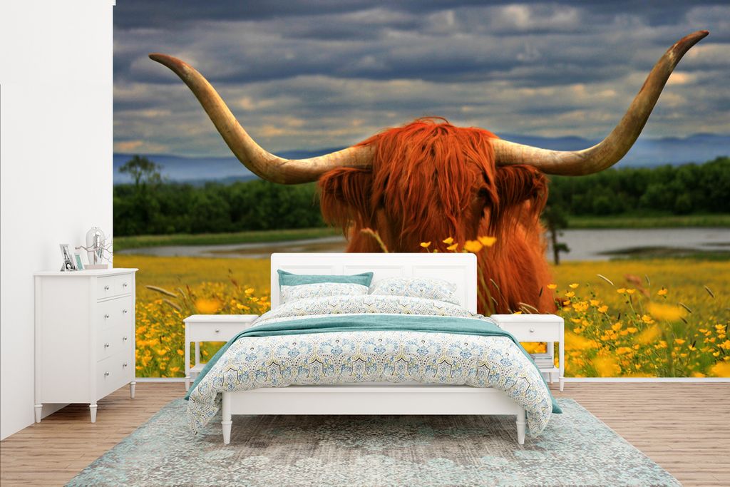 MuchoWow Fototapete für Wohnzimmer oder Schlafzimmer Wandtapete Vinyl Motivtapete Schottischer Highlander - Tiere - Blumen - 400x240 cm - Gemustert