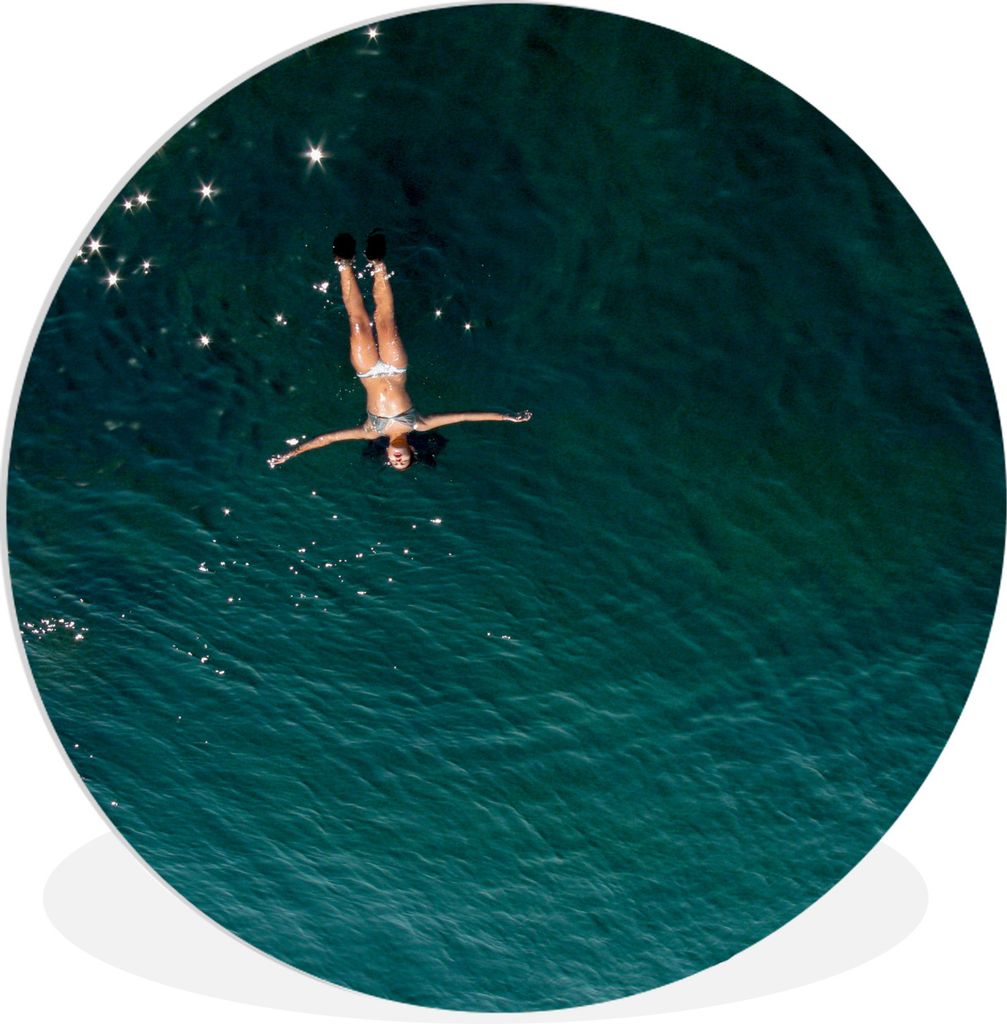 MuchoWow Rundes Wandbild - Runde Bilder Mädchen, das auf dem blauen Wasser des Mittelmeers schwimmt Ø 90 cm Kreis Wanddekoration Kunststoff - W...