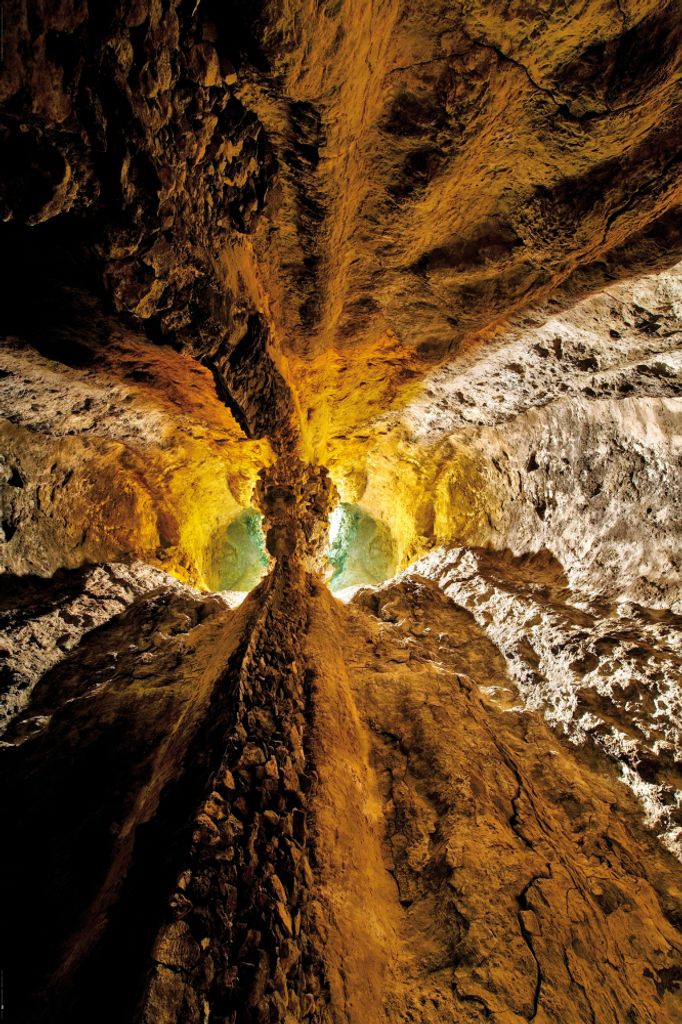Höhlen Kunstdruck Bild - Lava-Grotte In Türkis, Gold Und Ocker Spiegelt Sich Im Wasser (120 x 180 cm)