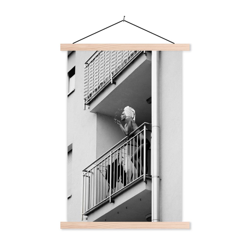 MuchoWow Textilposter Balkon - Zigaretten - Rauchen - Frau 40x60 cm mit holzfarbenen Rahmen - Poster
