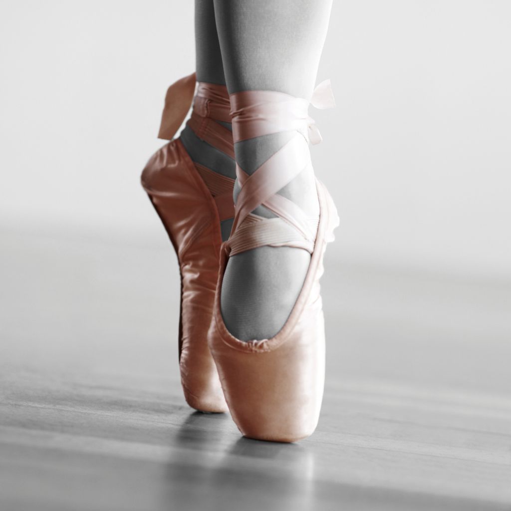 Ballett Kunstdruck Bild - Spitzenschuhe, Relevé, Farbakzent (70 x 70 cm)