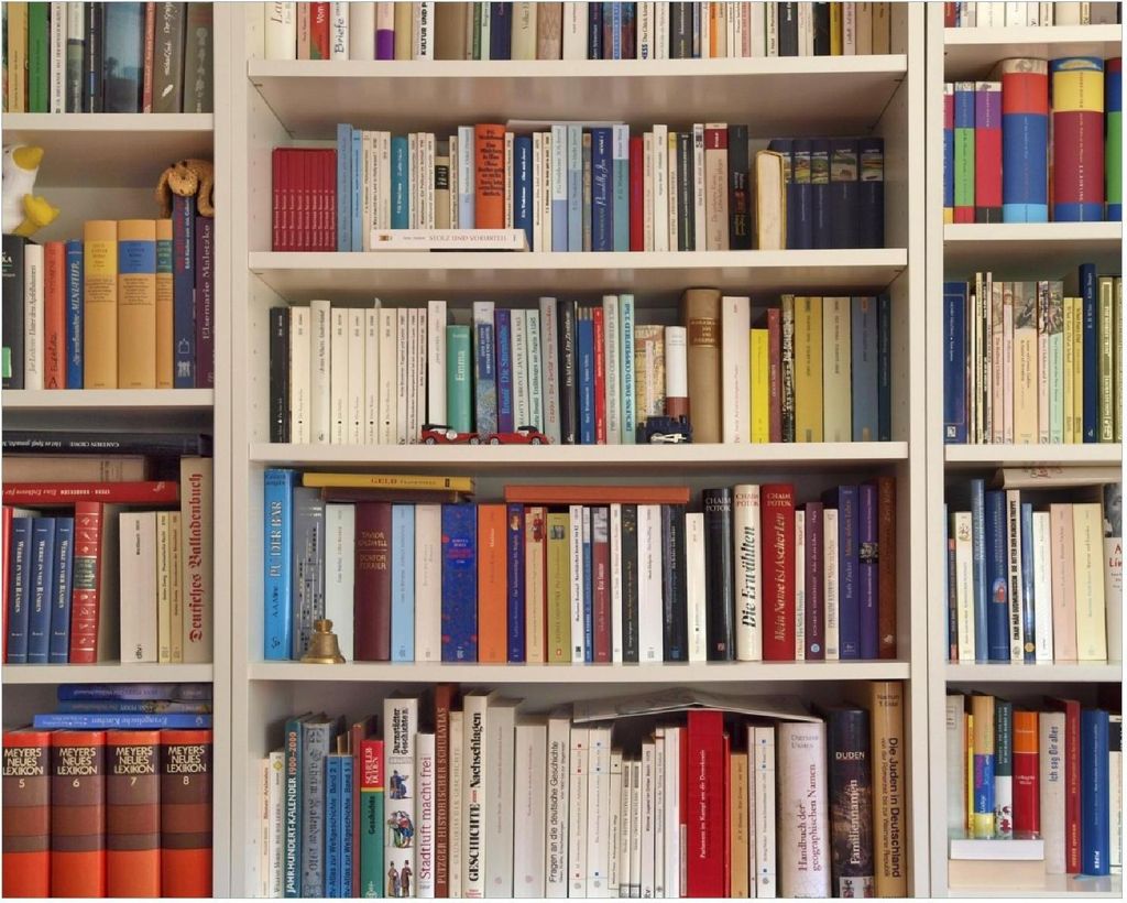 Wallario Poster - Weißes Bücherregal mit unterschiedlichen Produktbild 