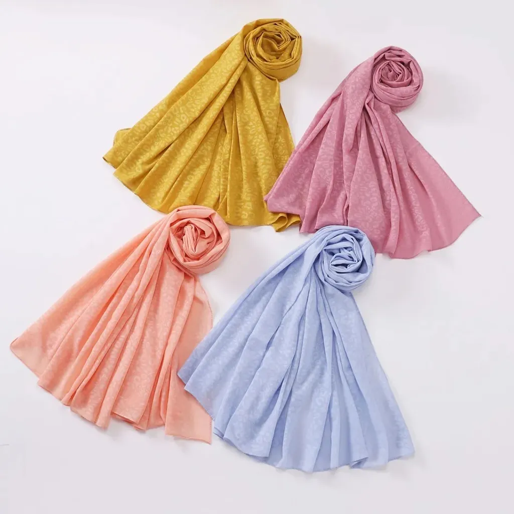 Foulard Lindsay Viola: Raffinatezza e Design per Look Esclusivi - 2