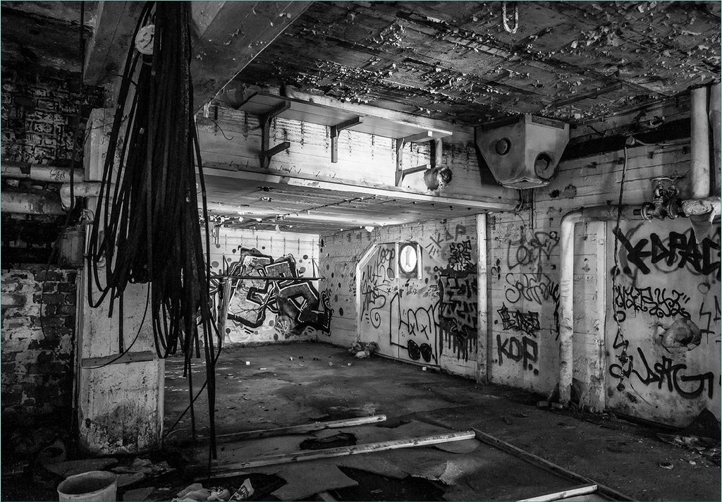 Wallario Fototapete Vliestapete, seidenmatte Oberfläche, einfache Verarbeitung, Größe 300 x 210 cm, Motiv Alte verlassene Fabrik in schwarz wei...