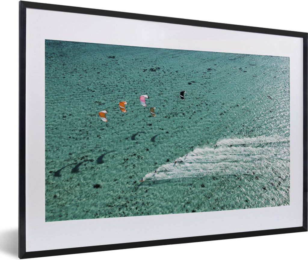 MuchoWow Gerahmtes Poster Menschen, die auf dem Ozean kitesurfen 60x40 cm - Poster mit Schwarzem Bilderrahmen Wandposter Rahmen Foto Bilder - Sch...