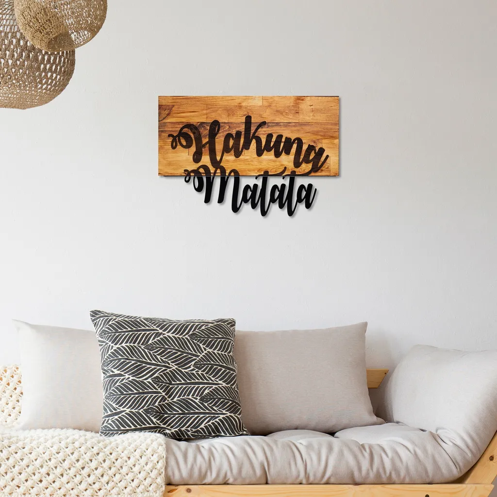 Décoration Murale Hakuna Matata en Noyer Véritable et Métal Wallity