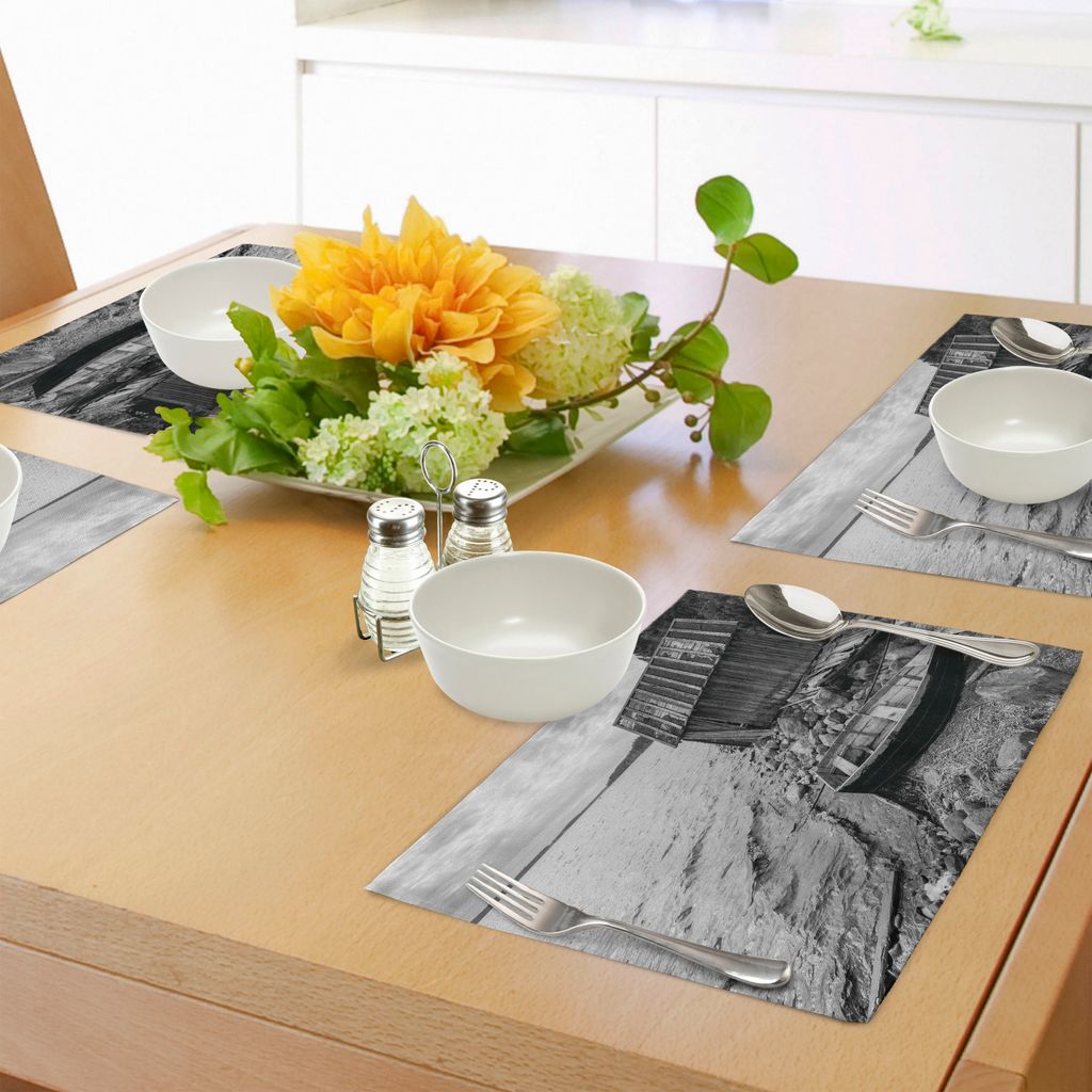 ABAKUHAUS Schwarz und weiß Platzmatten, Altes hölzernes Fischerboot und verlassene Scheune auf dem See Küstencharme-Bild, Tiscjdeco aus Farbfest...