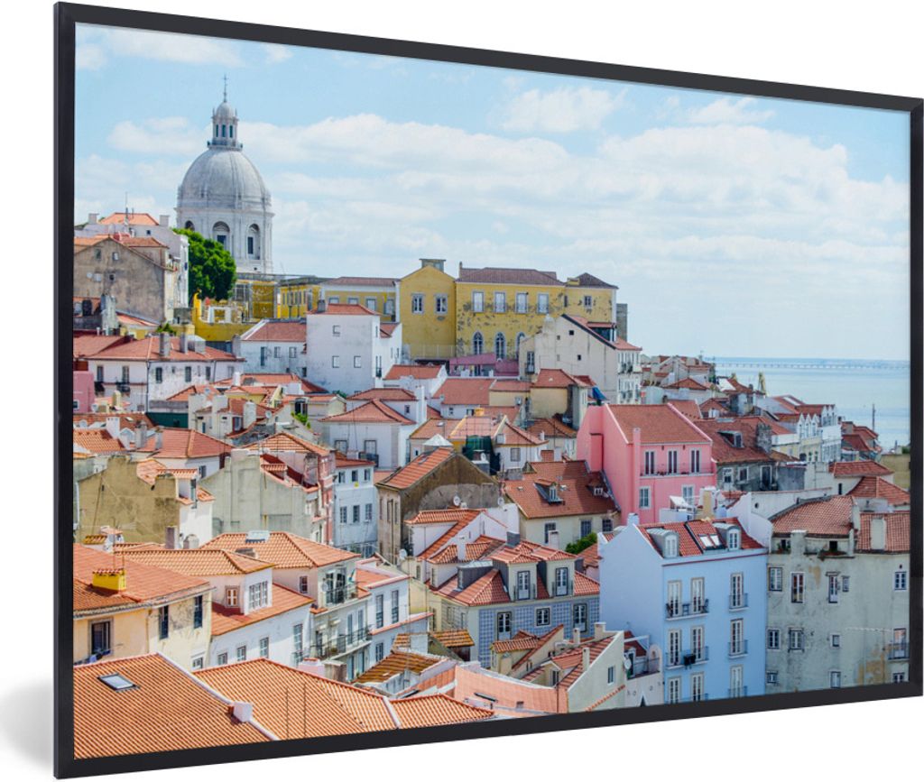 MuchoWow Gerahmtes Poster Pastellfarbene Häuser im alten Stadtteil Alfama in Portugal 90x60 cm - Poster mit Schwarzem Bilderrahmen Wandposter Ra...