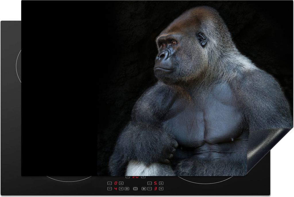 KitchenYeah Herdabdeckplatte Ein muskulöser Gorilla auf schwarzem Hintergrund , 80x52cm, Küche Deko, Glaskeramikfeld Herdabdeckung, Abdeckplatt...