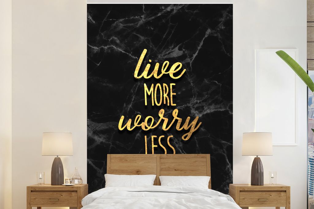 MuchoWow Fototapete für Wohnzimmer oder Schlafzimmer Wandtapete Vinyl Motivtapete Zitat - Leben - Gold - Schwarz - 155x240 cm - Tapete