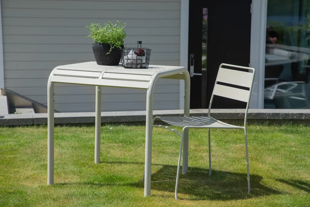 Table Borneo Beige compacte et robuste Venture Home pour petit séjour