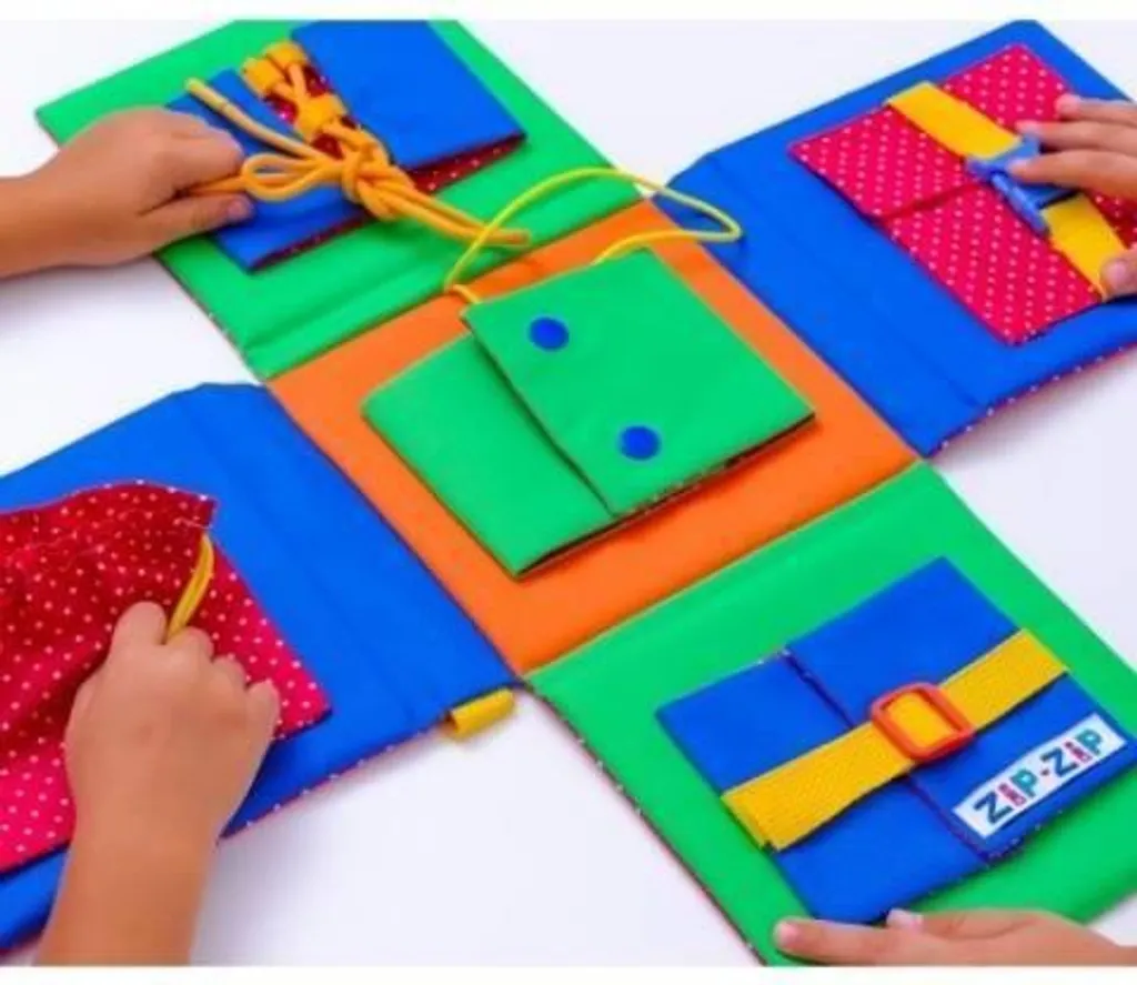 Planche d'activités Zip-Zip Busy Board - Jeu de manipulation bébé en bois
