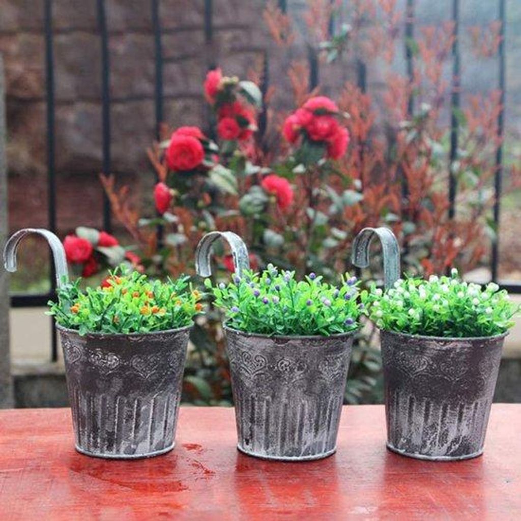 Kleine 5er Set Outdoor Pflanzenkübel aus altem Metall mit Haken