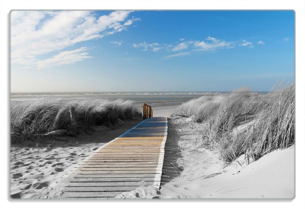 Wallario Frühstücksbrettchen aus Glas 20 x 30 cm mit rutschfesten Füßen, Motiv Auf dem Holzweg zum Strand in schwarz-weiß Optik