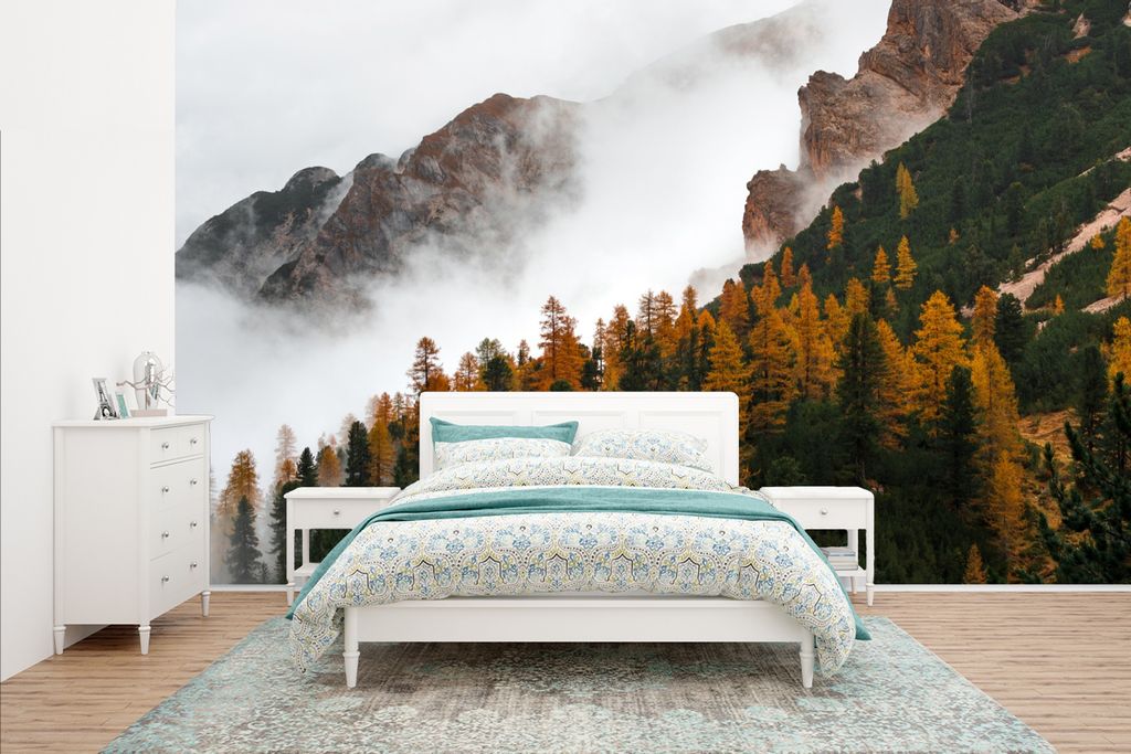 MuchoWow Fototapete für Wohnzimmer oder Schlafzimmer Wandtapete Vinyl Motivtapete Berg - Nebel - Wald - 400x240 cm - Gemustert
