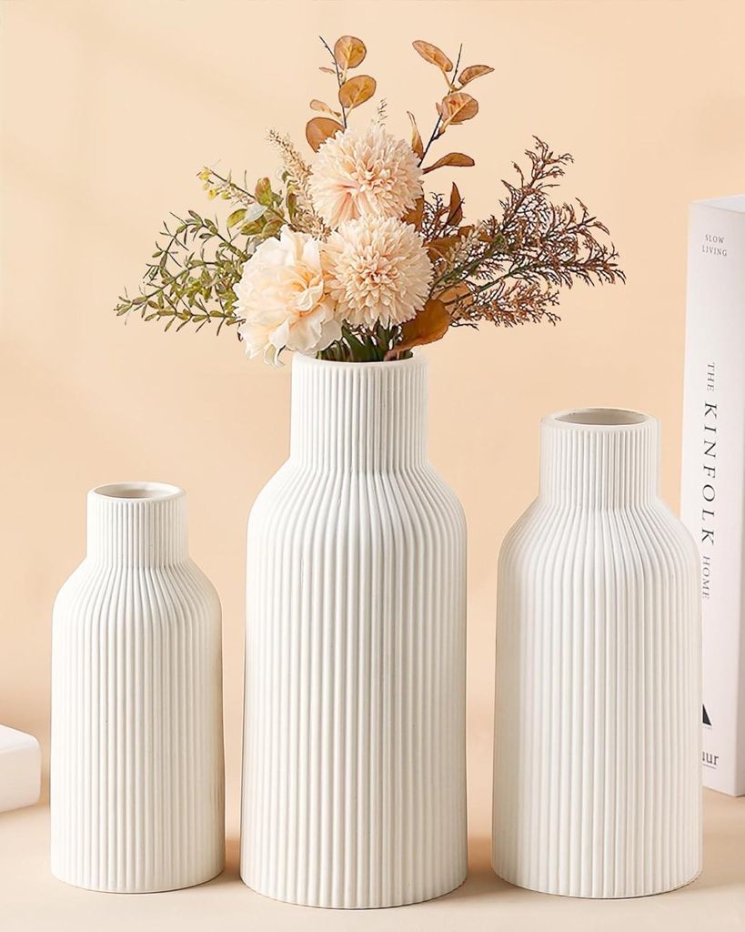 Kleine weiße skandinavische Keramikvase, schlicht und modern fürs Büro oder einen minimalistischen Blumenstrauß