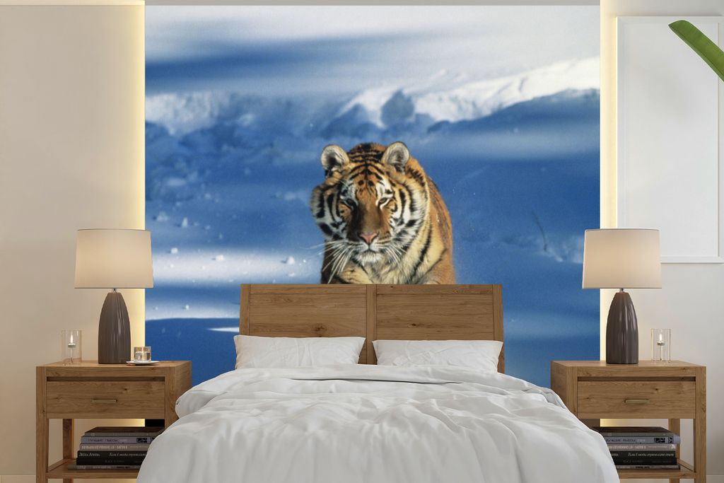 MuchoWow Fototapete für Wohnzimmer oder Schlafzimmer Wandtapete Vinyl Motivtapete Tiger - Schnee - Lauf - 220x220 cm - Tapeten