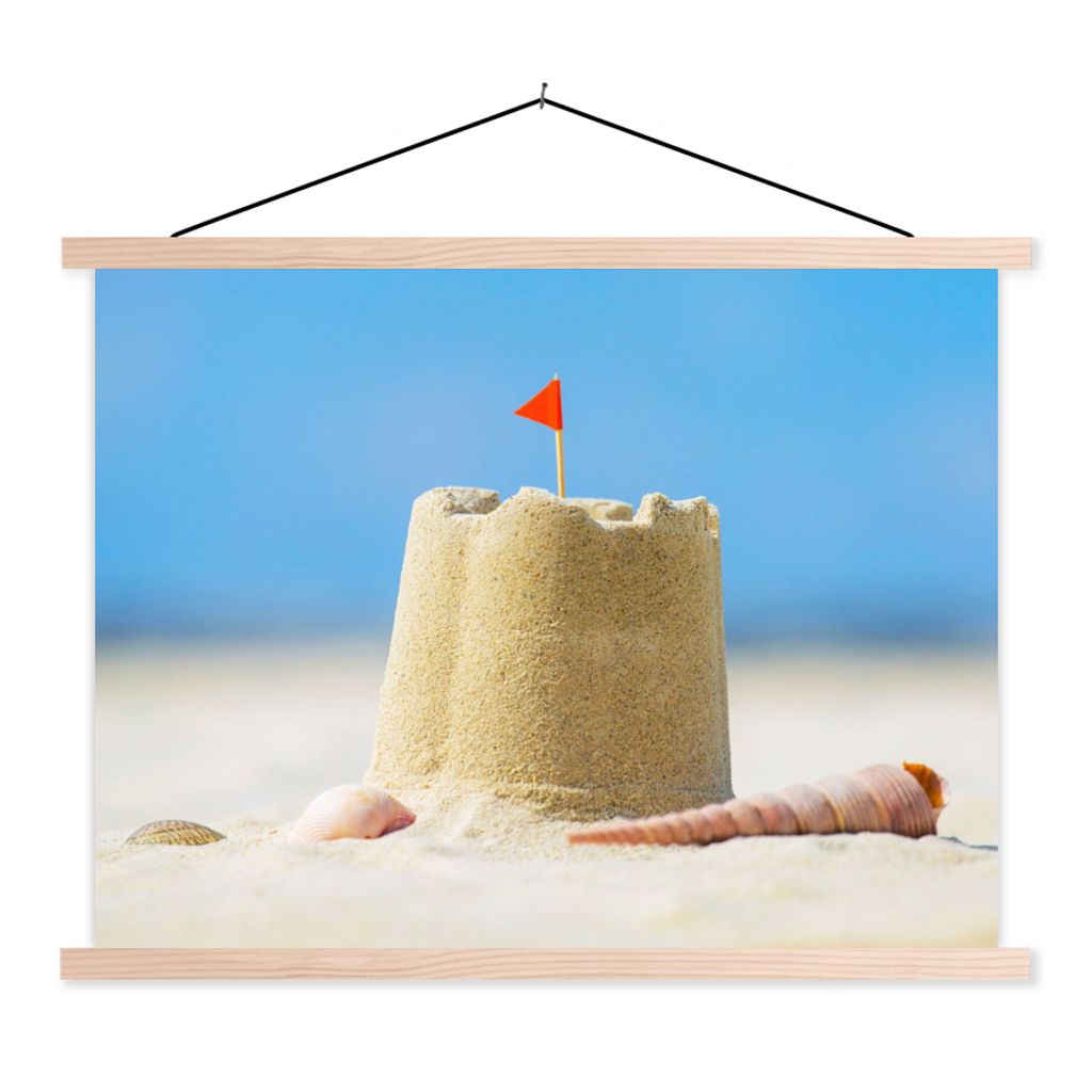 MuchoWow Textilposter Sandburg - Strand - Muscheln - Sommer 60x45 cm mit holzfarbenen Rahmen - Bild