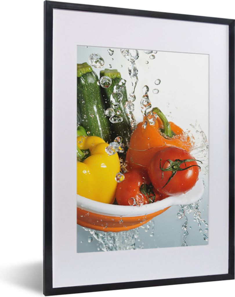 MuchoWow MuchoWow Gerahmtes Poster Gemüse - Wasser - Sieb 30x40 cm - Poster mit zchwarzem Bilderrahmen - Wandposter Schlafzimmer