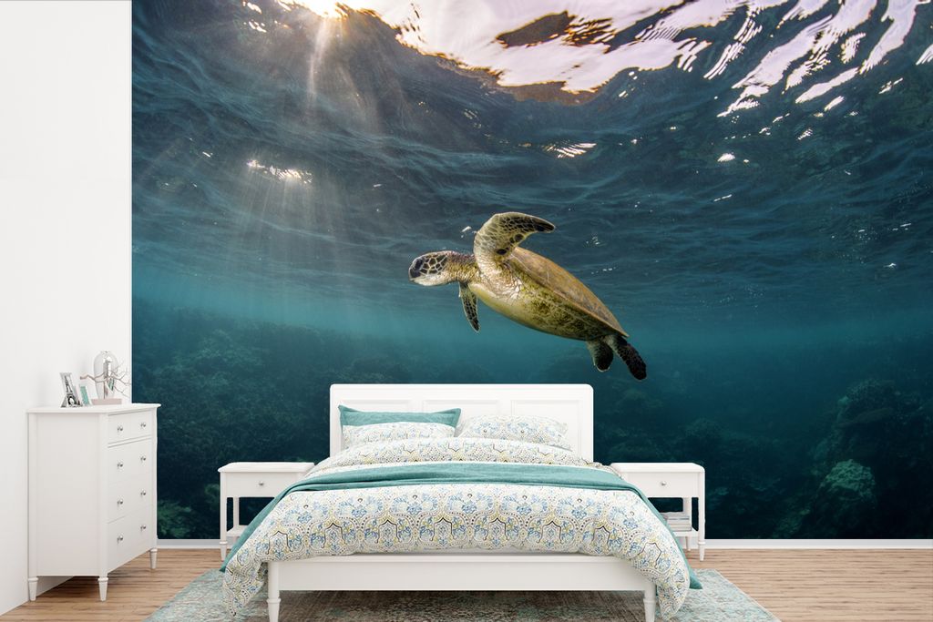 MuchoWow Fototapete für Wohnzimmer oder Schlafzimmer Wandtapete Vinyl Motivtapete Schildkröte im klaren Wasser - 525x350 cm - Das Hintergrundbild