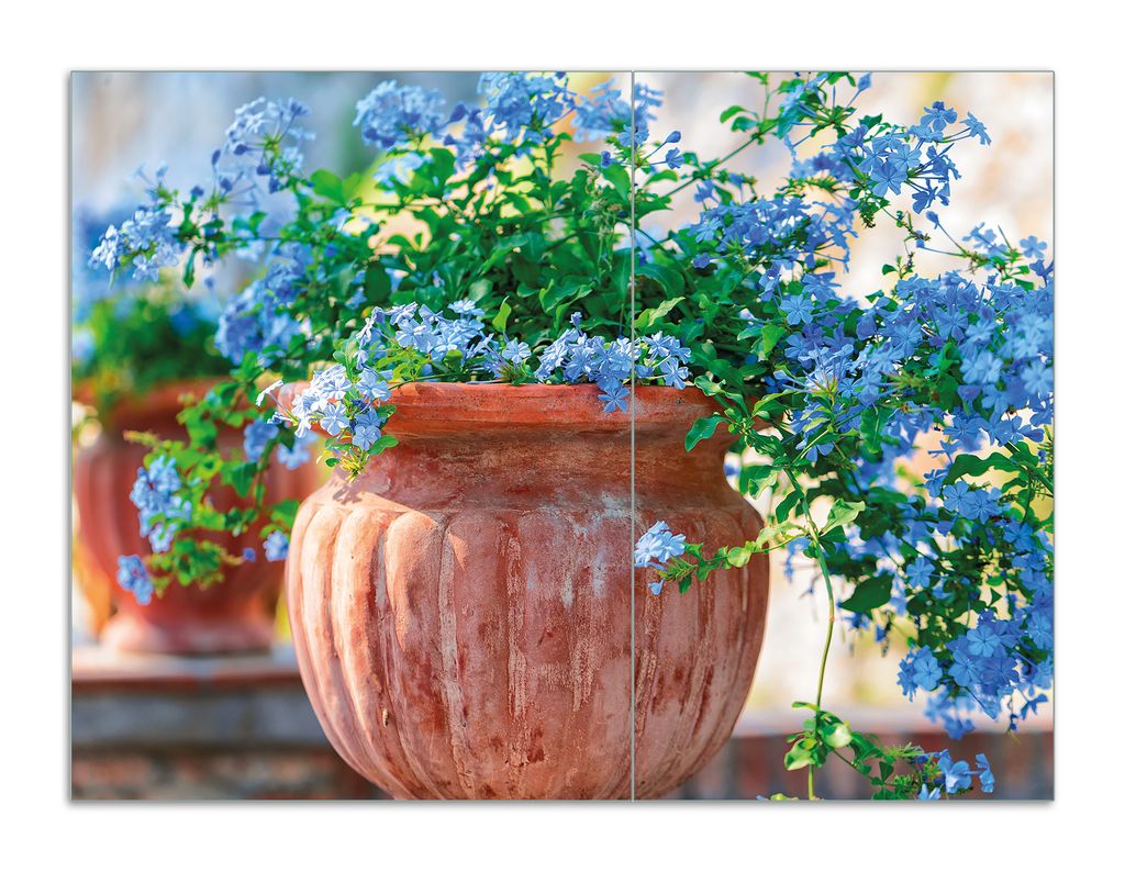 Wallario Herdabdeckplatte aus Glas, Größe 70 x 52 cm 2-teilig, Motiv Blaue Blumen in einer Steinvase
