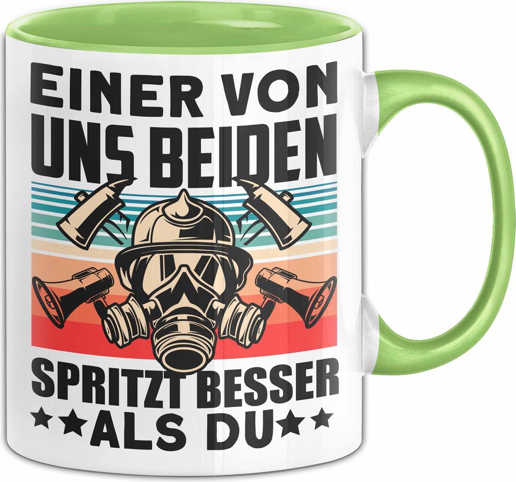 Feuerwehrmann Tasse Geschenk Spruch Für Feuerwehr Einer Von Uns Beiden Spritzt Besser Als Du Becher (Grün)
