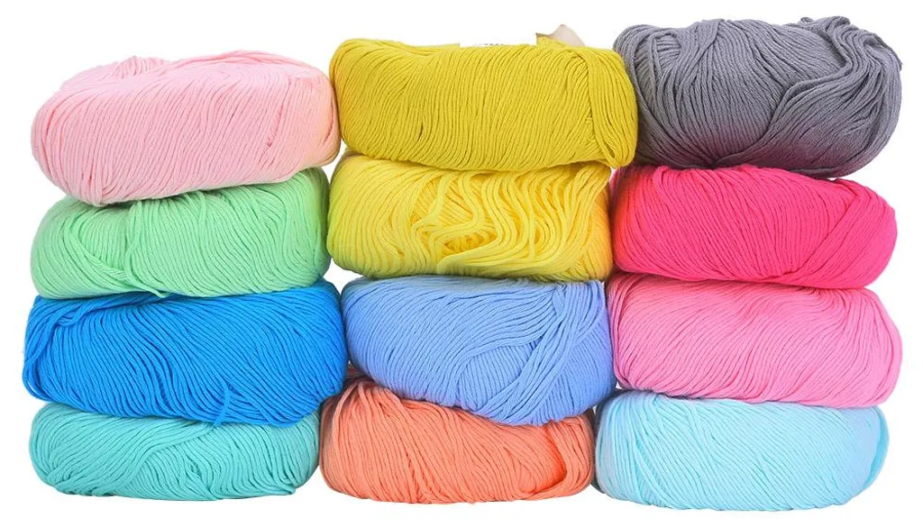 Coton à tricoter multicolore en 12 pelotes texture laine souple