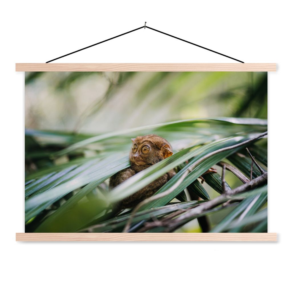 MuchoWow Textilposter Philippinisches Geistertier inmitten der Blätter 120x80 cm mit holzfarbenen Rahmen - Aufhängeset