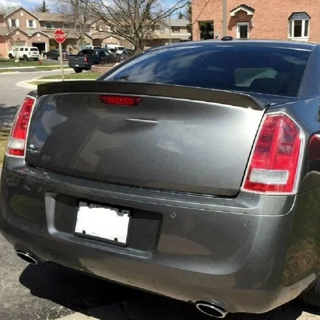 Spoiler de coffre style carbone tuning pour Chrysler 300 2011
