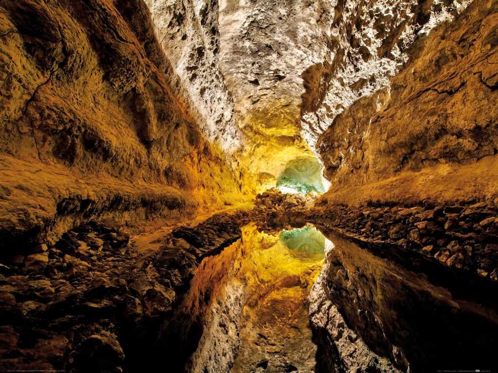 Höhlen Kunstdruck Bild - Lava-Grotte In Türkis, Gold Und Ocker Spiegelt Sich Im Wasser (60 x 80 cm)