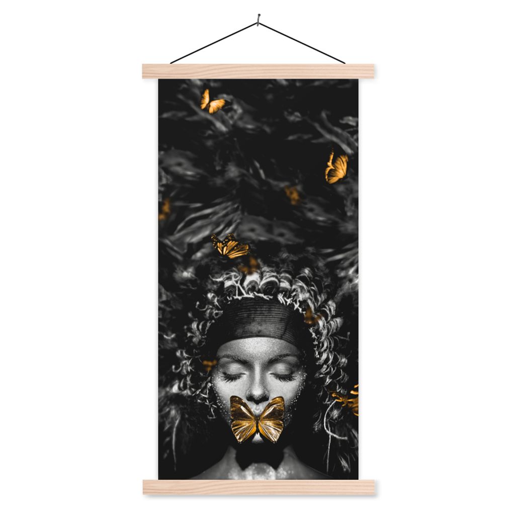 MuchoWow Textilposter Frau - Schmetterlinge - Schwarz - Weiß 40x80 cm mit holzfarbenen Rahmen - Wohnzimmer