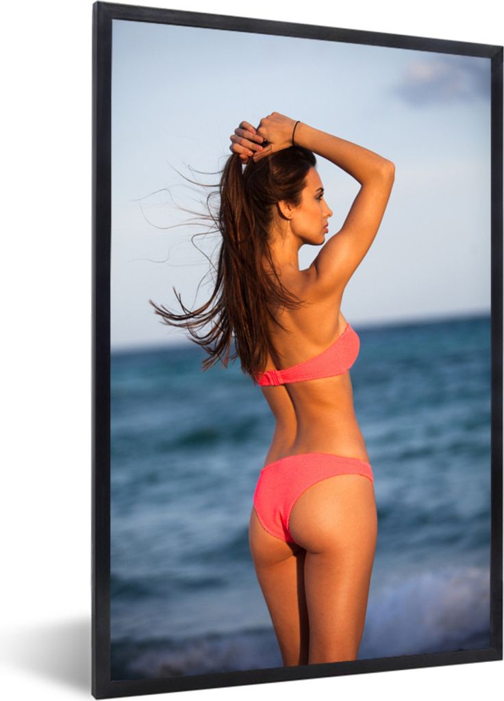MuchoWow MuchoWow Gerahmtes Poster Junge Frau im Bikini am Strand 40x60 cm - Poster mit zchwarzem Bilderrahmen - Papierdruck - Wandbilder