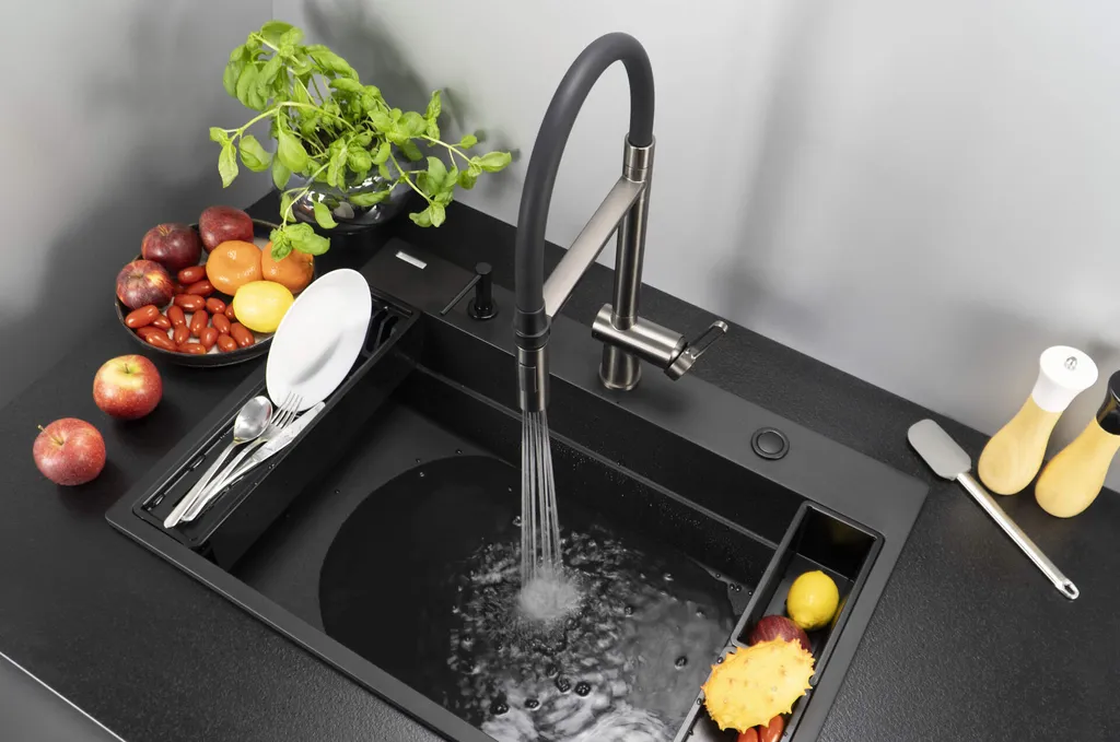 Mélangeur de cuisine flexible titane : fini les éclaboussures d'eau