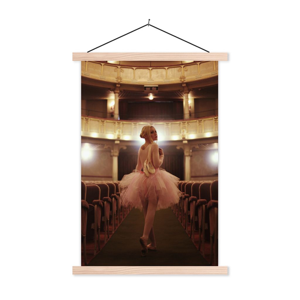 MuchoWow Textilposter Ballerina mit rosa Tutu in einem Theater 60x90 cm mit holzfarbenen Rahmen - Textil