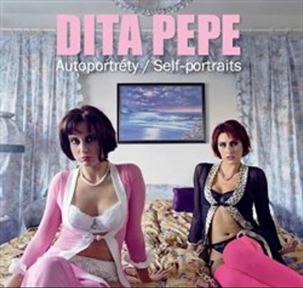 Dita Pepe: Self-Portraits Comprendre l'Identité par la Photo d'Art