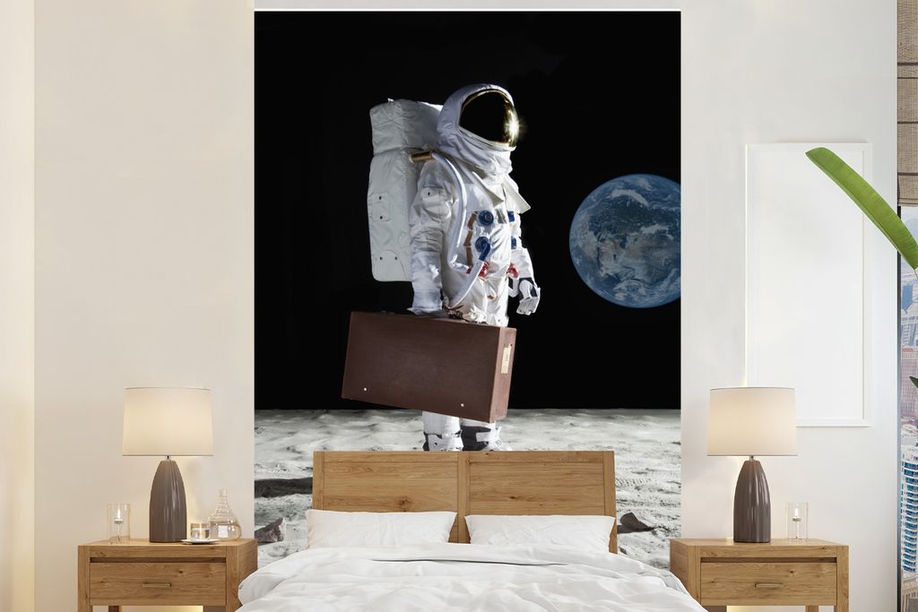 MuchoWow Fototapete für Wohnzimmer oder Schlafzimmer Wandtapete Vinyl Motivtapete Astronaut - Koffer - Mond - 170x260 cm - Wohnzimmertapete