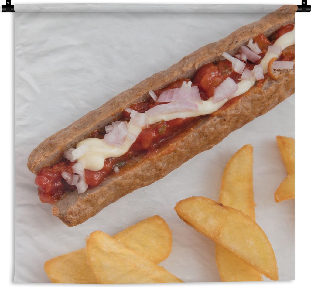MuchoWow Wandteppich Wandbehang Gesegnete Frikandelspezialität mit Pommes frites auf einem weißen Teller 150x150 cm Tapisserie Dekoration Wandt...