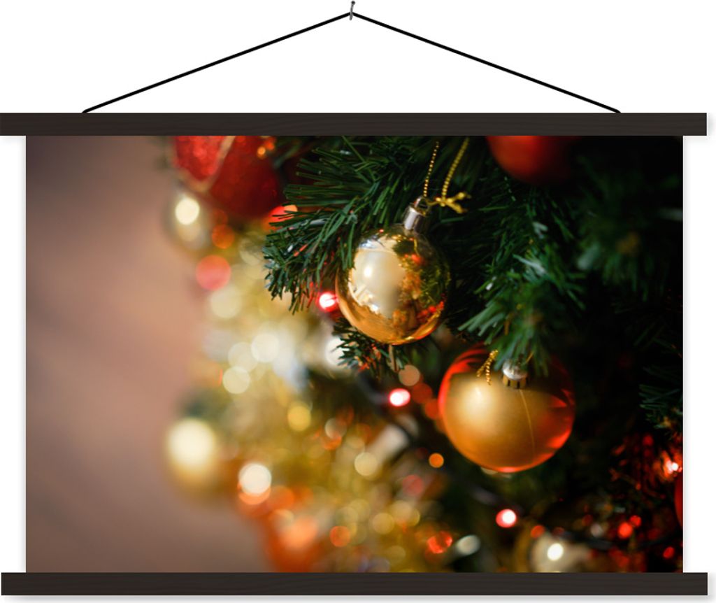 MuchoWow Textilposter Die glänzenden roten und goldenen Kugeln an einem Zweig eines Weihnachtsbaums 150x100 cm mit schwarzem Rahmen - Schlafzimmer