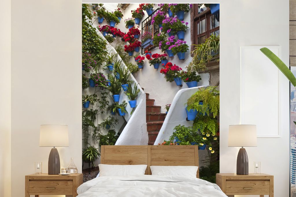 MuchoWow Fototapete für Wohnzimmer oder Schlafzimmer Wandtapete Vinyl Motivtapete Mit Blumen geschmückte Treppe in Cordoba, Spanien - 225x350 c...