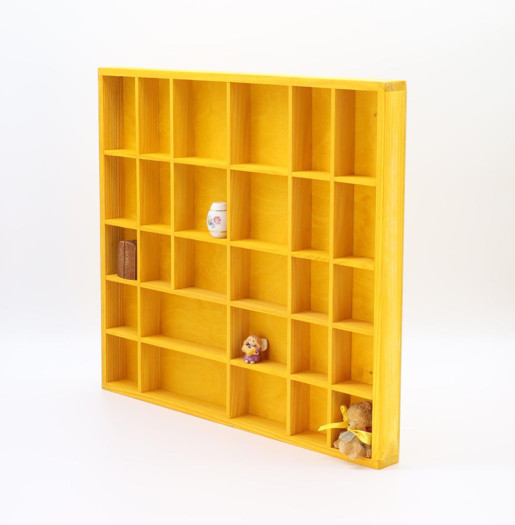 Woodweaver | Holzregal Gelb 28 Fächer 45x40x3,5cm | Schatten-Kuriositätenkasten | Für Ü-Ei Figuren, Mini-Autos, Mineralien, Steine | Wandregal