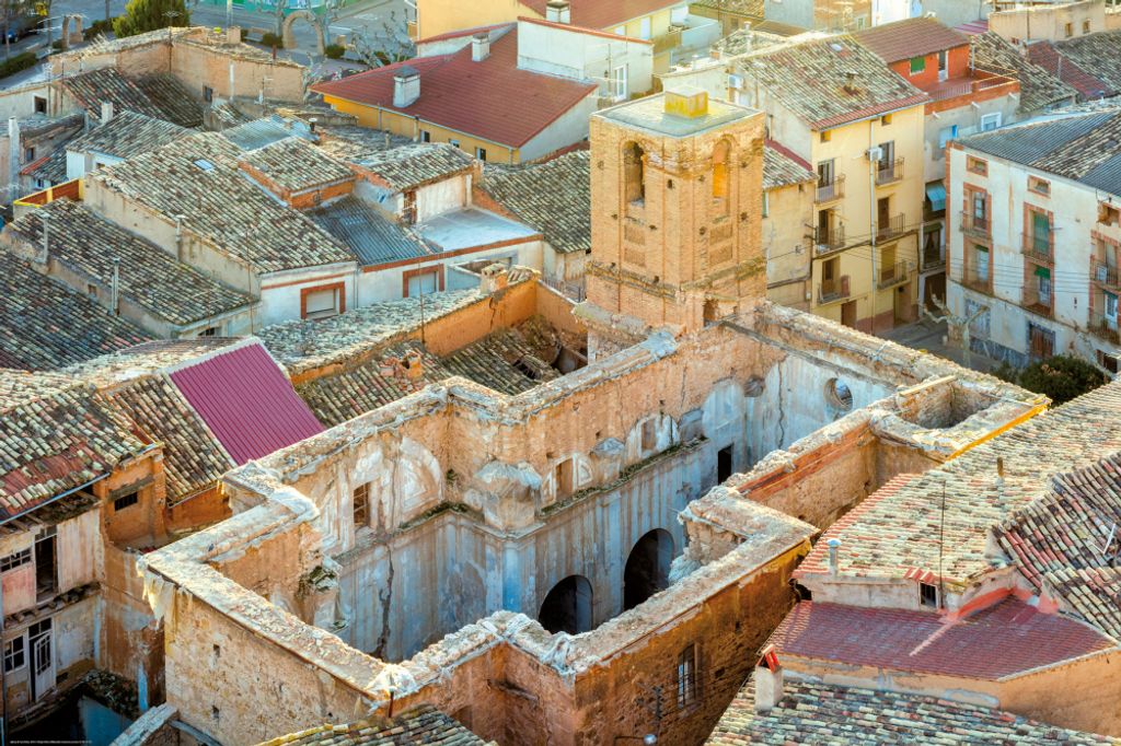 Häuser Kunstdruck Bild - Altstadt Mit Kirche Von San Pedro In Ariza, Spanien (80 x 120 cm)