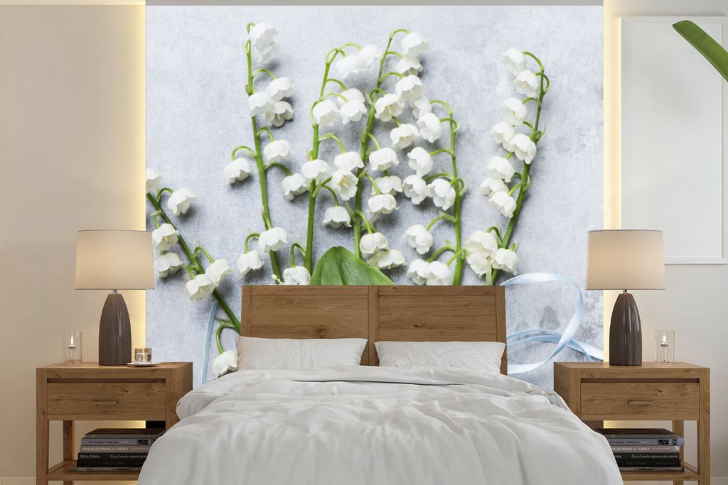 MuchoWow Fototapete für Wohnzimmer oder Schlafzimmer Wandtapete Vinyl Motivtapete Eine Reihe von Maiglöckchen, umgeben von einer Schleife - 300...