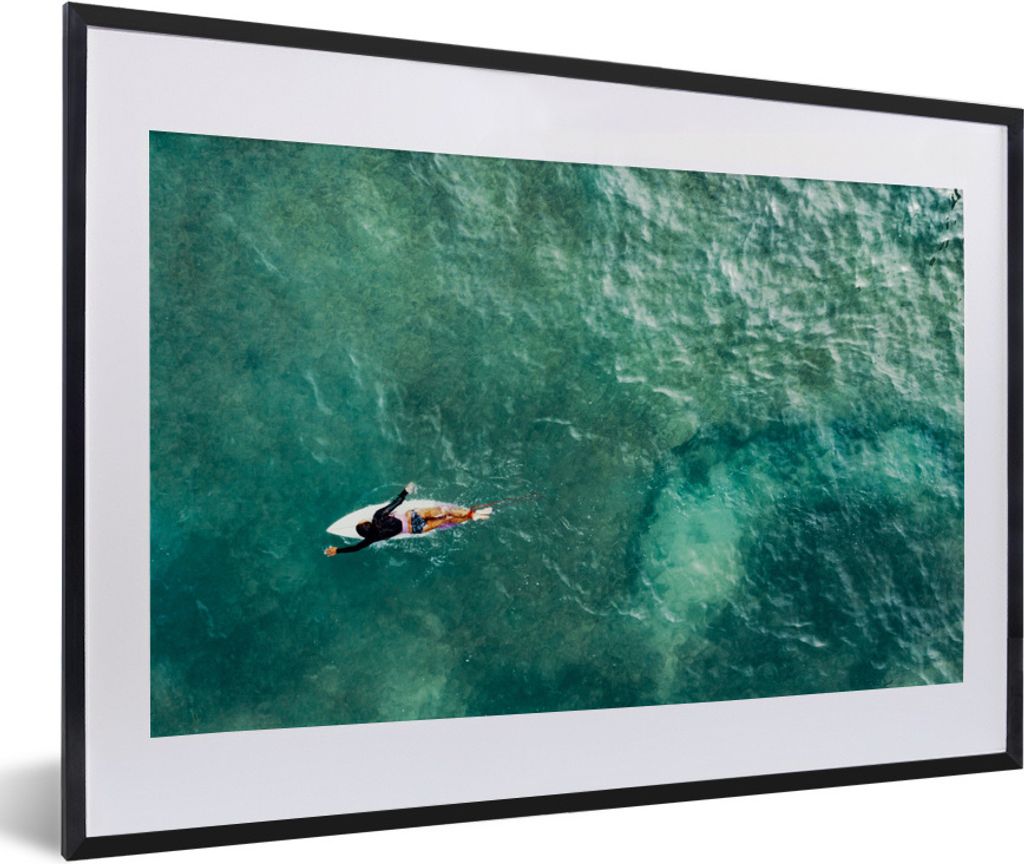 MuchoWow Gerahmtes Poster Surfer, der paddelt 60x40 cm - Poster mit Schwarzem Bilderrahmen Wandposter Rahmen Foto Bilder - Schlafzimmer - Plakat ...