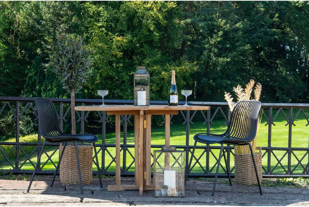 Chaise de jardin noire Branson empilable et résistante aux intempéries
