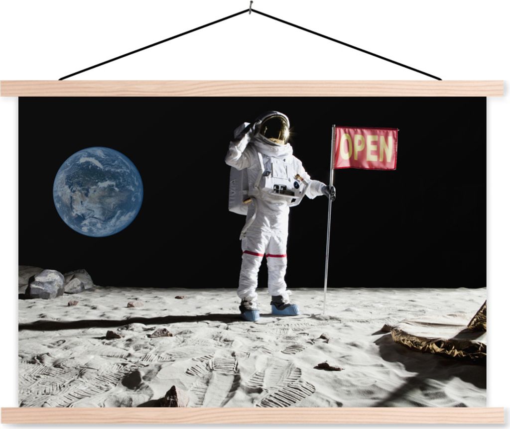 MuchoWow Textilposter Astronaut - Mond - Flagge 120x80 cm mit holzfarbenen Rahmen - Aufhängeset