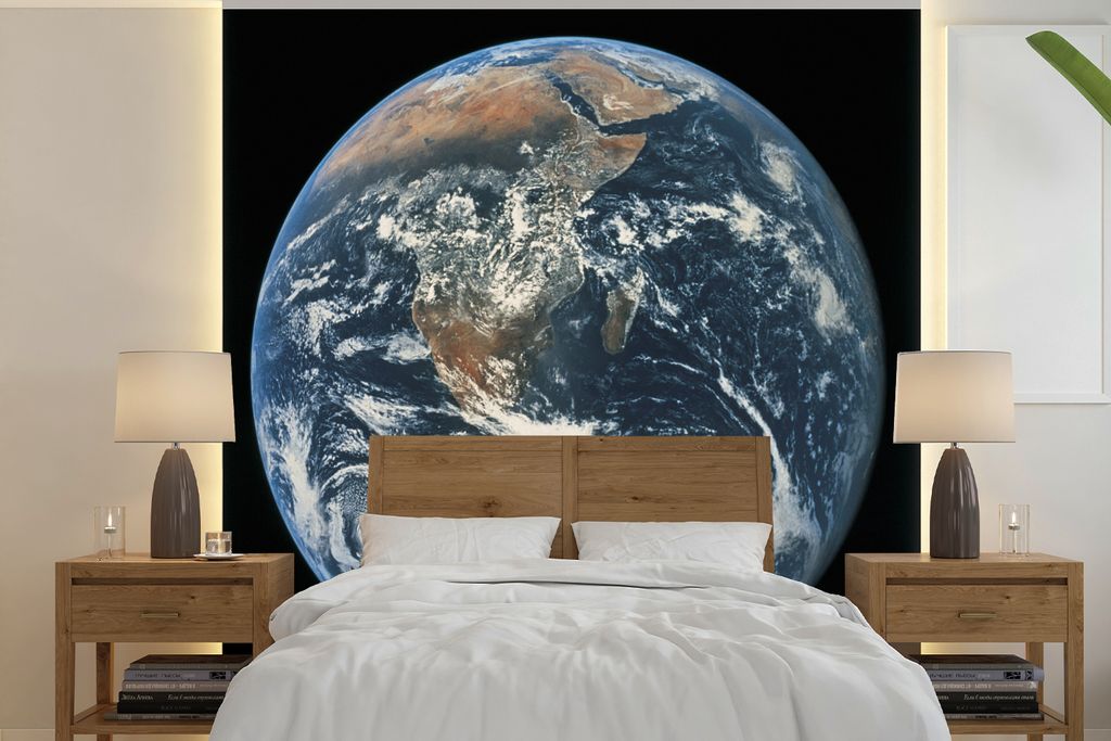 MuchoWow Fototapete für Wohnzimmer oder Schlafzimmer Wandtapete Vinyl Motivtapete Der Planet Erde vor einem dunklen Himmel - 220x220 cm - Tapeten